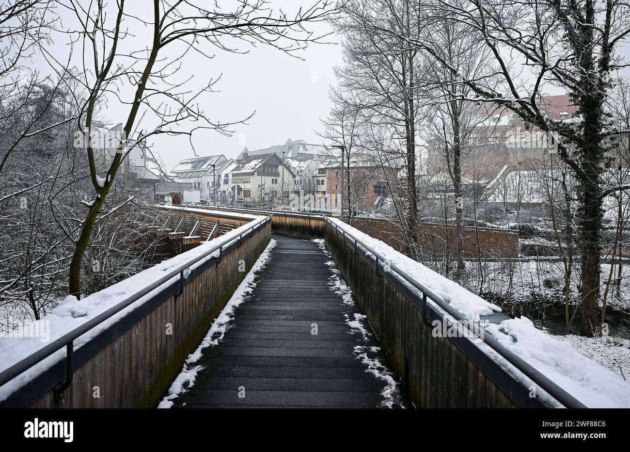 20.01.2024, xpsx, Lokal Aschaffenburg Winterimpressionnen Alzenau v.l. Winter Schnee Impressionen Ort Ortschaft Stadt Rathaus Schloss Sehenwürdigkeit Landschaft Kirche Schule Sporthalle Sportplatz, Alzenau Bayern Deutschland DEU *** 20 01 2024, xpsx, local Aschaffenburg impressions d'hiver Alzenau v l hiver impressions de neige lieu ville château de la mairie vaut la peine de voir paysage église école de sports terrain de sport, Alzenau Bavière Allemagne DEU Banque D'Images