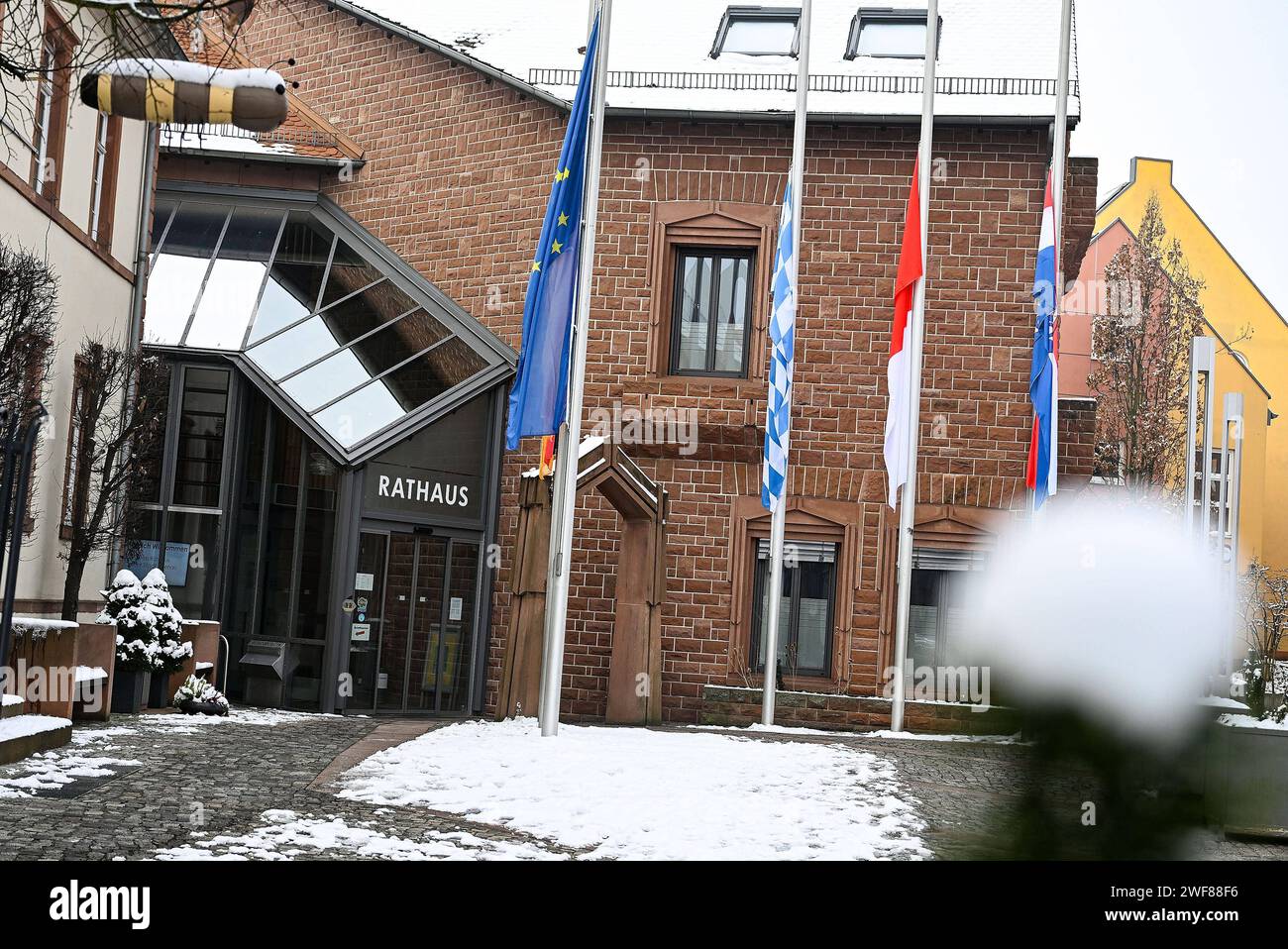 20.01.2024, xpsx, Lokal Aschaffenburg Winterimpressionnen Alzenau v.l. Winter Schnee Impressionen Ort Ortschaft Stadt Rathaus Schloss Sehenwürdigkeit Landschaft Kirche Schule Sporthalle Sportplatz, Alzenau Bayern Deutschland DEU *** 20 01 2024, xpsx, local Aschaffenburg impressions d'hiver Alzenau v l hiver impressions de neige lieu ville château de la mairie vaut la peine de voir paysage église école de sports terrain de sport, Alzenau Bavière Allemagne DEU Banque D'Images