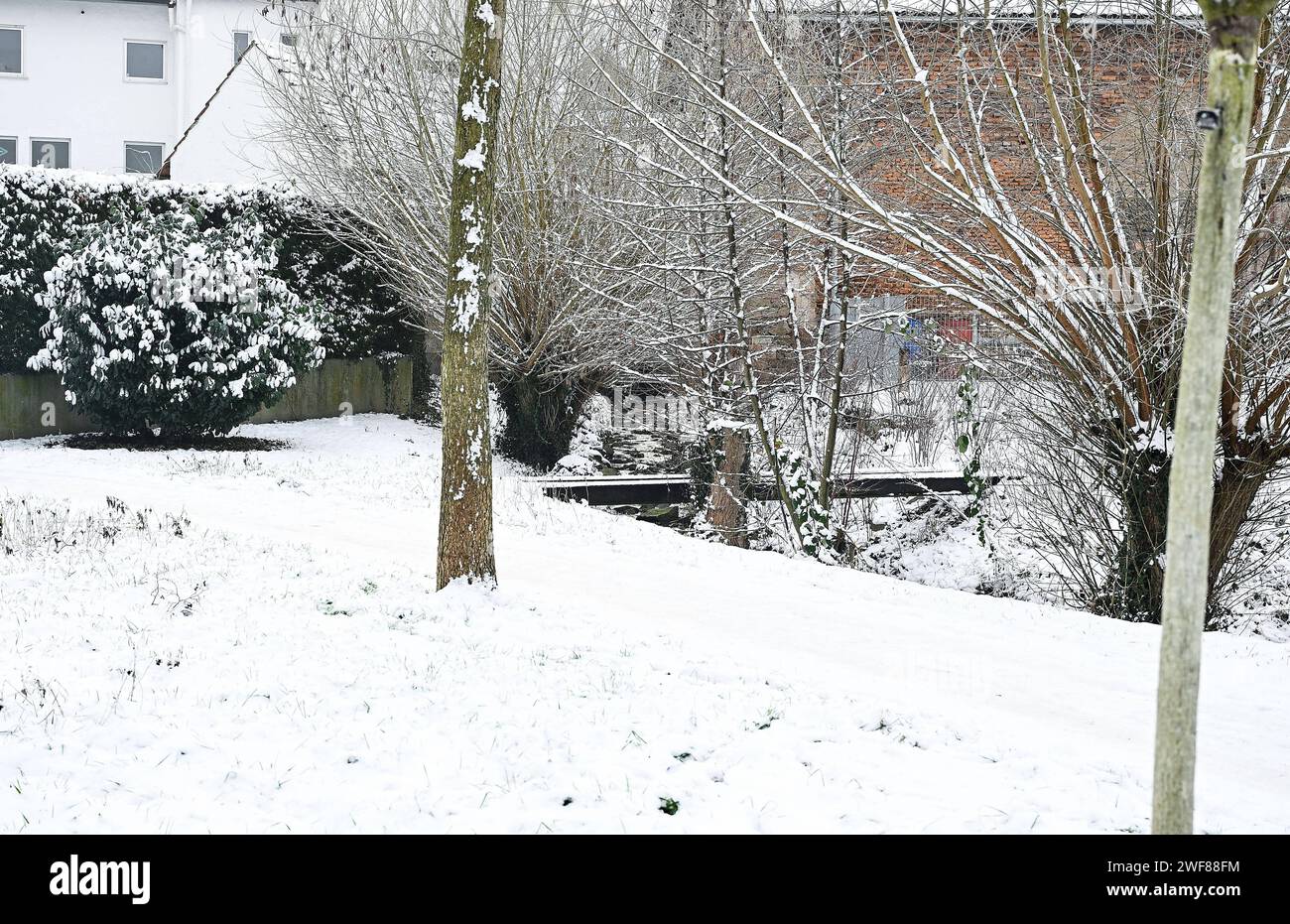 20.01.2024, xpsx, Lokal Aschaffenburg Winterimpressionnen Alzenau v.l. Winter Schnee Impressionen Ort Ortschaft Stadt Rathaus Schloss Sehenwürdigkeit Landschaft Kirche Schule Sporthalle Sportplatz, Alzenau Bayern Deutschland DEU *** 20 01 2024, xpsx, local Aschaffenburg impressions d'hiver Alzenau v l hiver impressions de neige lieu ville château de la mairie vaut la peine de voir paysage église école de sports terrain de sport, Alzenau Bavière Allemagne DEU Banque D'Images