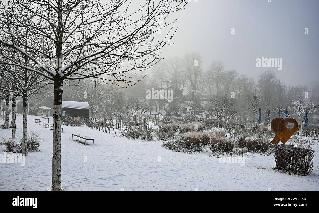 20.01.2024, xpsx, Lokal Aschaffenburg Winterimpressionnen Alzenau v.l. Winter Schnee Impressionen Ort Ortschaft Stadt Rathaus Schloss Sehenwürdigkeit Landschaft Kirche Schule Sporthalle Sportplatz, Alzenau Bayern Deutschland DEU *** 20 01 2024, xpsx, local Aschaffenburg impressions d'hiver Alzenau v l hiver impressions de neige lieu ville château de la mairie vaut la peine de voir paysage église école de sports terrain de sport, Alzenau Bavière Allemagne DEU Banque D'Images