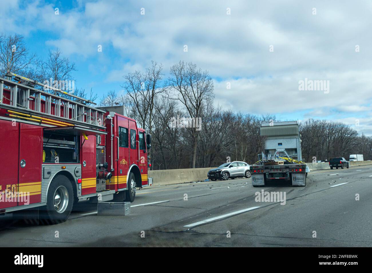Accident de voiture et de camion sur l'autoroute avec camion de pompier, Pennsylvanie, États-Unis Banque D'Images