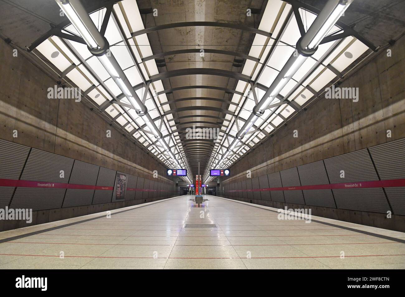 Ver.di ruft t in fast allen Bundeslaendern zu Warnstreiks im OEPNV auf ARCHIVFOTO Leere U-Bahnstation Messestadt Ost in Muenchen *** Ver di appelle à des grèves d'avertissement dans les transports publics dans presque tous les États fédéraux ARCHIVE PHOTO vide station de métro Messestadt Ost à Munich Banque D'Images