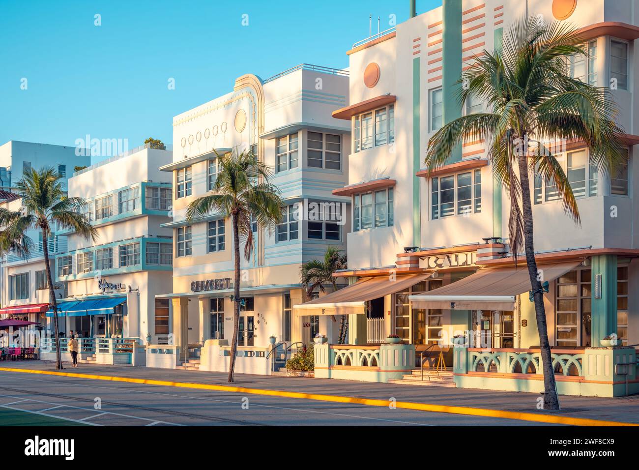 Miami Beach, États-Unis - janvier-13-2024 - les bâtiments art déco du célèbre océan roulent dans la lumière du matin Banque D'Images