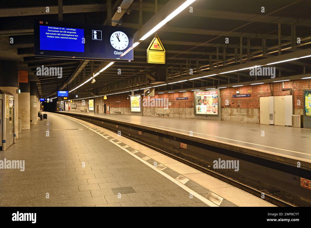 Ver.di ruft t in fast allen Bundeslaendern zu Warnstreiks im OEPNV auf ARCHIVFOTO Streik am Freitag , 21.04.2023 am Hauptbahnhof in Muenchen : EVG legt fuer mehrere Stunden Bahnverkehr lahm.Leerer Bahnsteig in der S-Bahnstation am Hauptbahnbahnhof. *** Ver di appelle à des grèves d'avertissement à OEPNV dans presque tous les États fédéraux ARCHIVE grève PHOTO vendredi , 21 04 2023 à la gare principale de Munich EVG paralyse le trafic ferroviaire pendant plusieurs heures plate-forme vide à la station de S-Bahn à la gare principale Banque D'Images