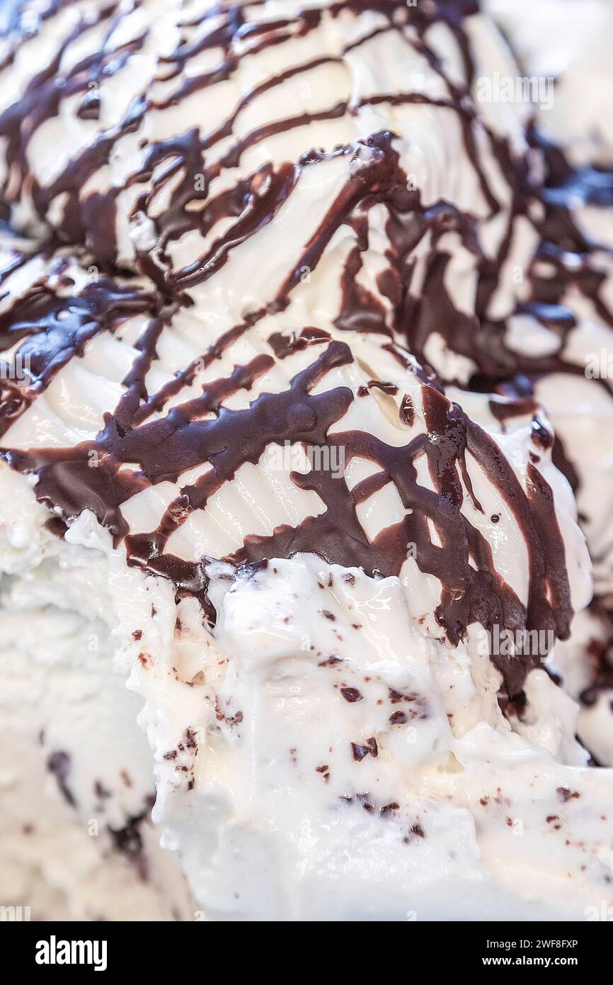 Vue rapprochée de la saveur de crème glacée stracciatella. Flou artistique Banque D'Images