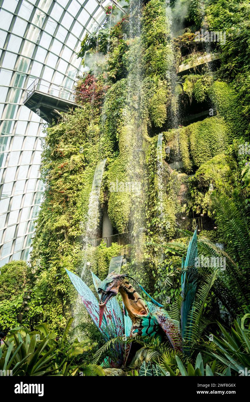 Les visiteurs observent la magnifique cascade d'un jardin intérieur à Gardens by the Bay Banque D'Images