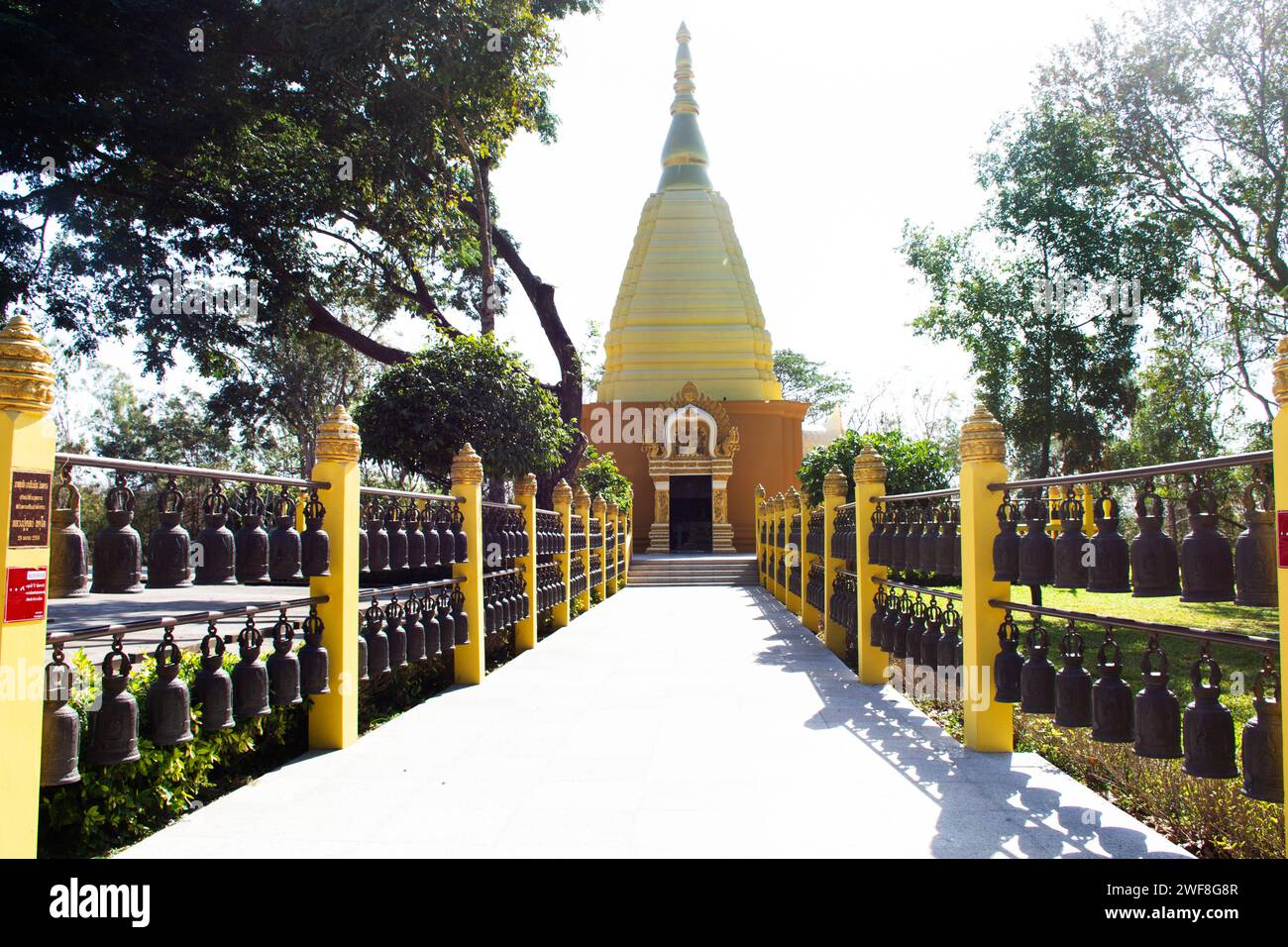 Chedi stupa contenant des reliques de Luang pu Dune Atulo du temple de Wat Burapharam pour les voyageurs thaïlandais Voyage visite respect priant à Phanom Sawai F. Banque D'Images