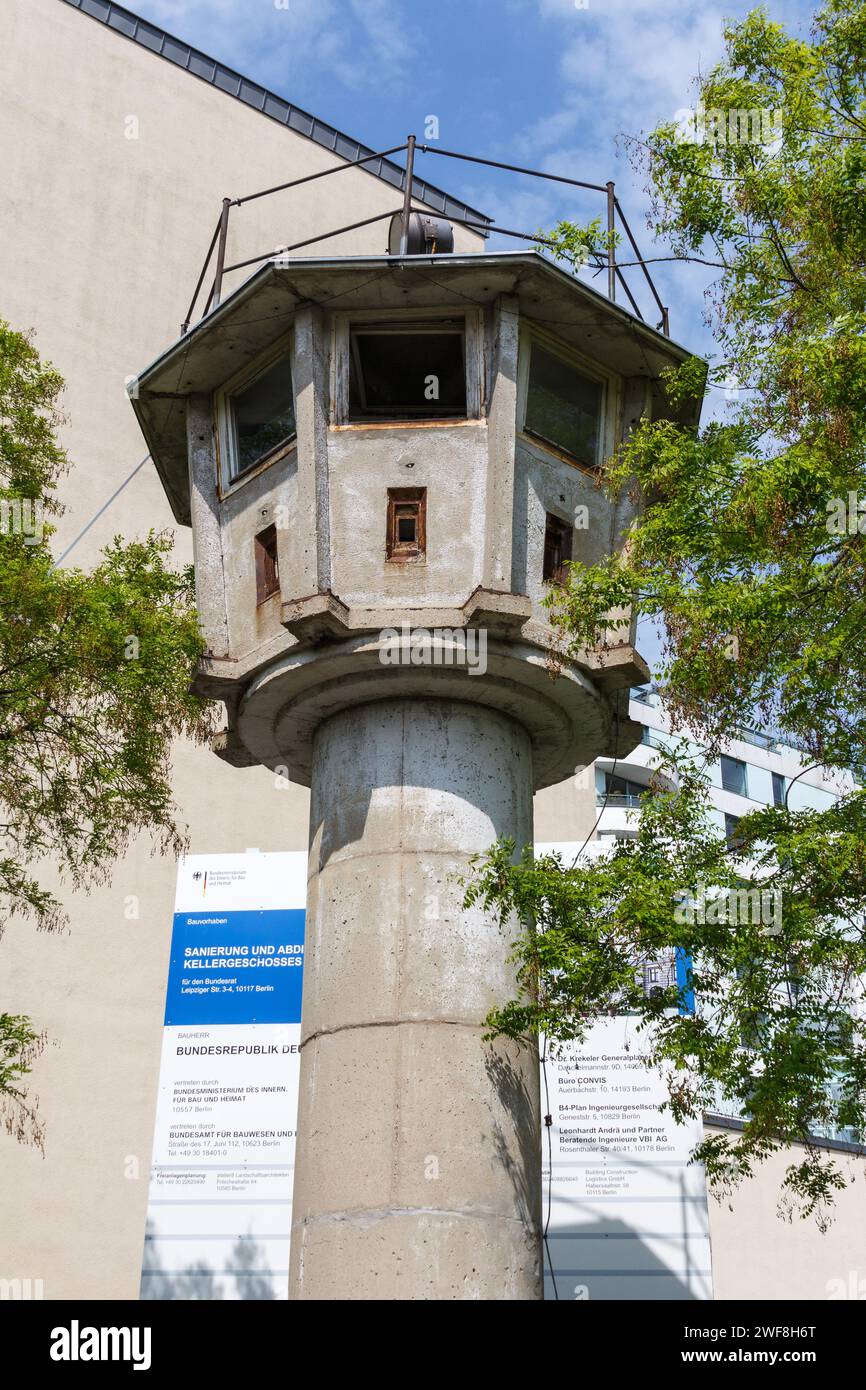 Une ancienne tour de guet est-allemande à Berlin Banque D'Images