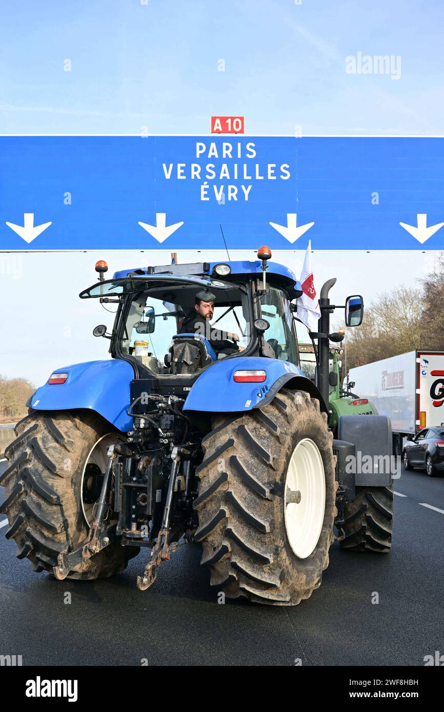 Longvilliers, France. 29 janvier 2024. Les agriculteurs manifestants bloquent l'autoroute A6 avec des tracteurs lors d'une manifestation contre la fiscalité et la baisse des revenus près de Longvilliers, au sud de Paris, le 29 janvier 2024. Les branches locales des syndicats d'agriculteurs FNSEA et jeunes agriculteurs ont annoncé le 27 janvier 2024 un "siège de la capitale pour une durée indéterminée" à partir de 2 heures le 29 janvier 2024, certains agriculteurs estimant que les annonces du gouvernement en faveur du secteur sont insuffisantes. Photo Tomas Stevens/ABACAPRESS.COM crédit : Abaca Press/Alamy Live News Banque D'Images