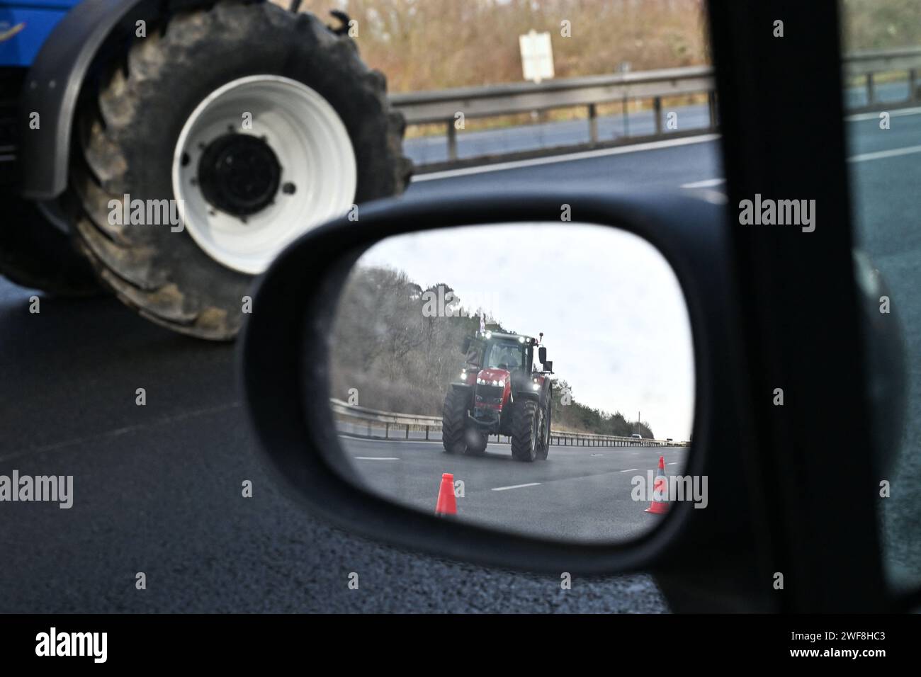 Longvilliers, France. 29 janvier 2024. Les agriculteurs manifestants bloquent l'autoroute A6 avec des tracteurs lors d'une manifestation contre la fiscalité et la baisse des revenus près de Longvilliers, au sud de Paris, le 29 janvier 2024. Les branches locales des syndicats d'agriculteurs FNSEA et jeunes agriculteurs ont annoncé le 27 janvier 2024 un "siège de la capitale pour une durée indéterminée" à partir de 2 heures le 29 janvier 2024, certains agriculteurs estimant que les annonces du gouvernement en faveur du secteur sont insuffisantes. Photo Tomas Stevens/ABACAPRESS.COM crédit : Abaca Press/Alamy Live News Banque D'Images