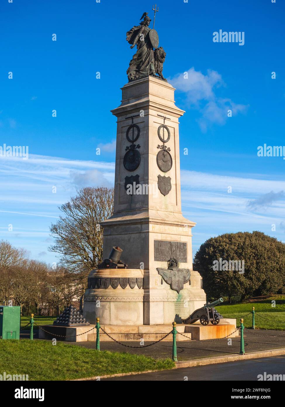 Pilier en granit avec Britannia en bronze construit pour le tricentenaire 1888 de l'observation de l'armada espagnole de Plymouth Hoe Banque D'Images