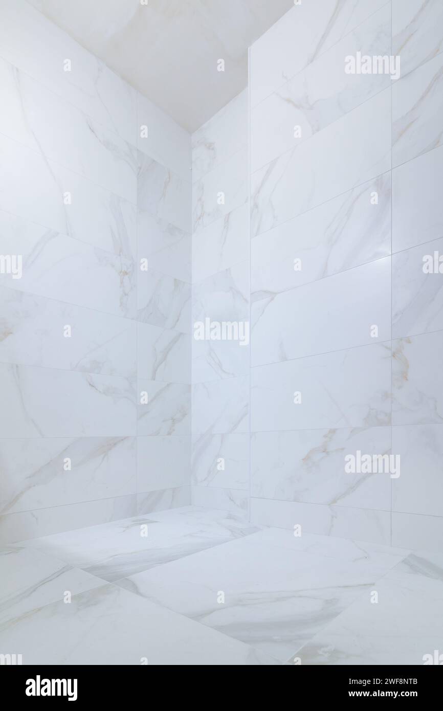 Perspective du coin salle de bains fond de carreaux de marbre blanc. Concept de réforme de l'habitat Banque D'Images