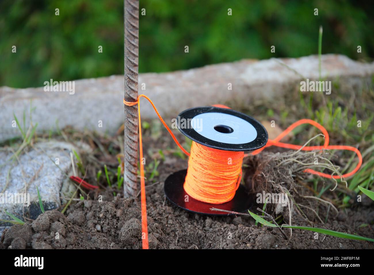 Cordon tendu sur une tige de fer et une poulie sur le chantier de construction Banque D'Images