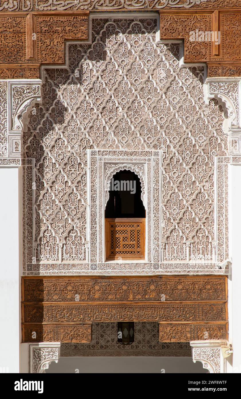 Maroc Marrakech Médina de Marrakech vue de la Médersa Madrassa Ali Ben Youssef - Architecture islamique marocaine ornée stuc plâtre Banque D'Images