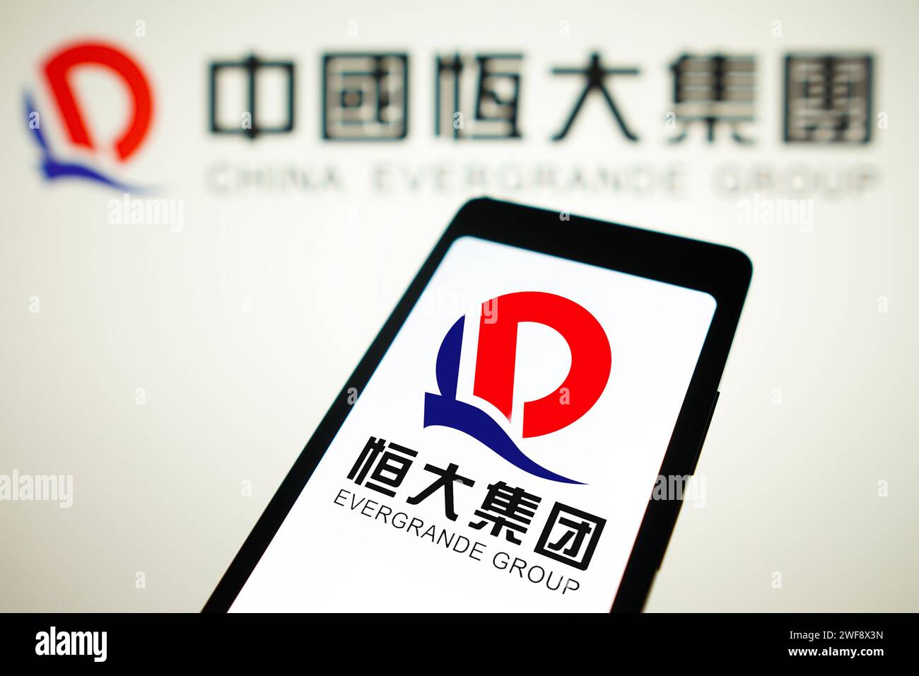 Brésil. 29 janvier 2024. Sur cette photo, le logo Evergrande Real Estate Group est affiché sur un écran de smartphone et en arrière-plan. Crédit : SOPA Images Limited/Alamy Live News Banque D'Images