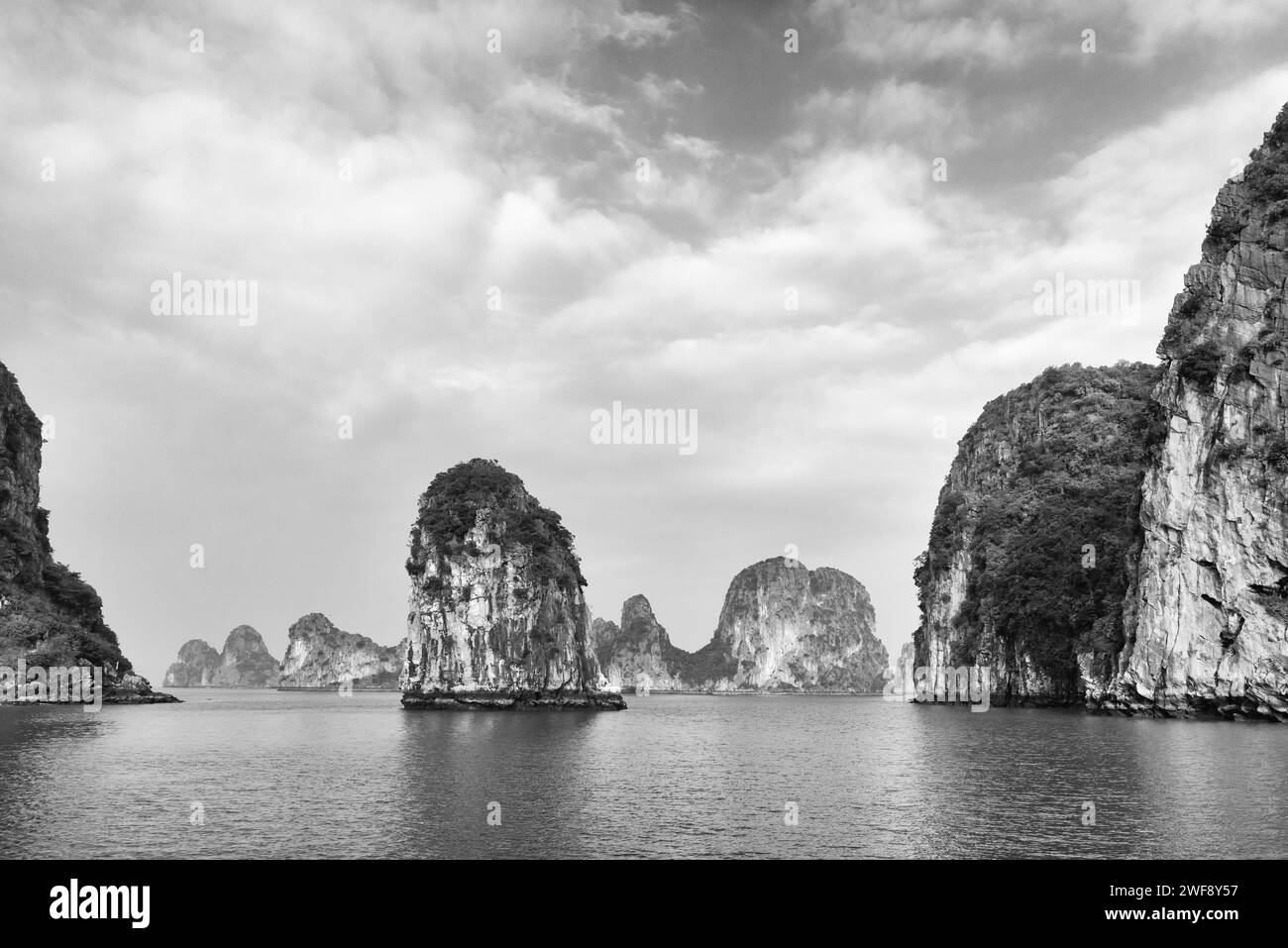 Vue sur la baie de Ha long, Vietnam Banque D'Images