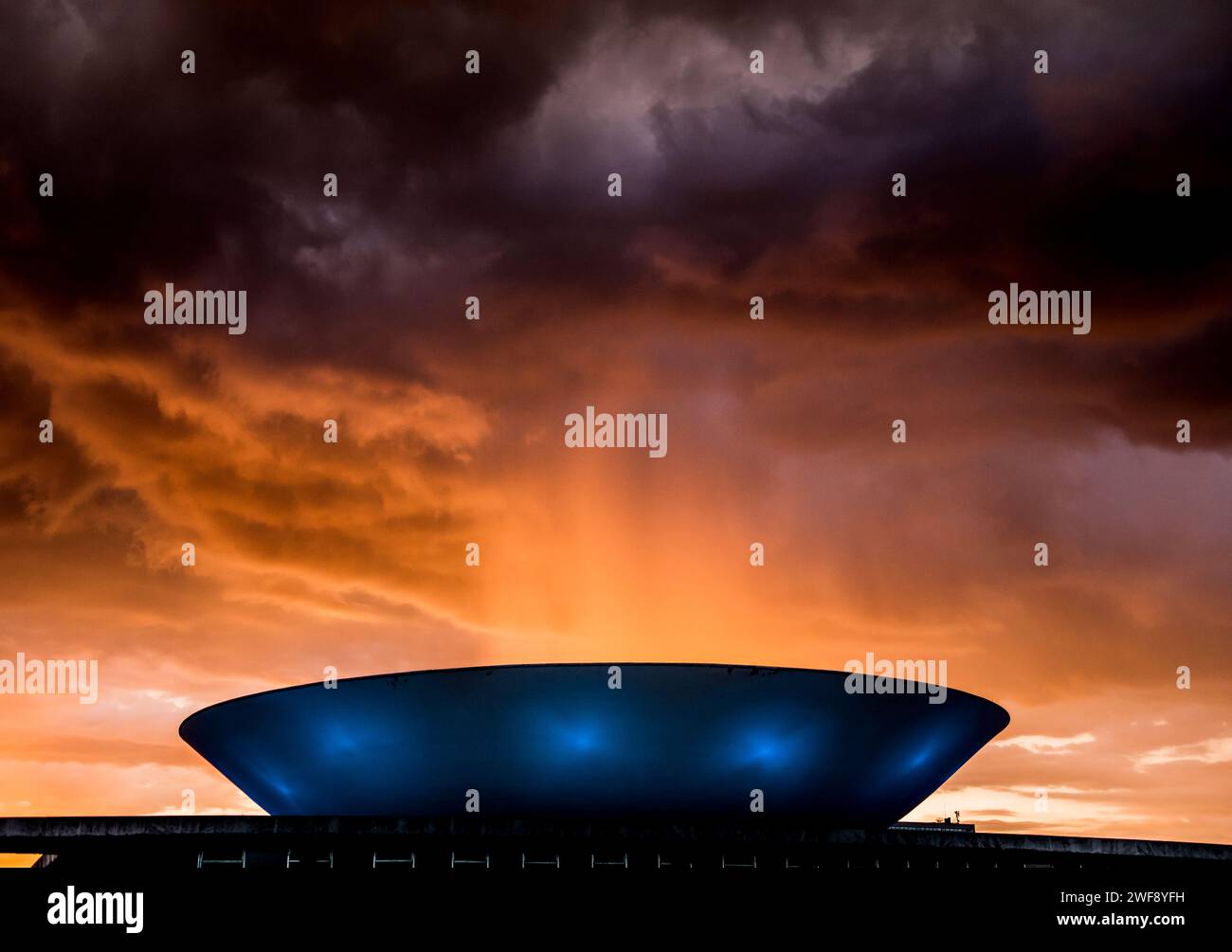 District fédéral -Brasília - Brésil 26 mars 2017 Construction de la chambre des députés le jour de pluie, ciel de feu orange avec de lourds nuages Banque D'Images