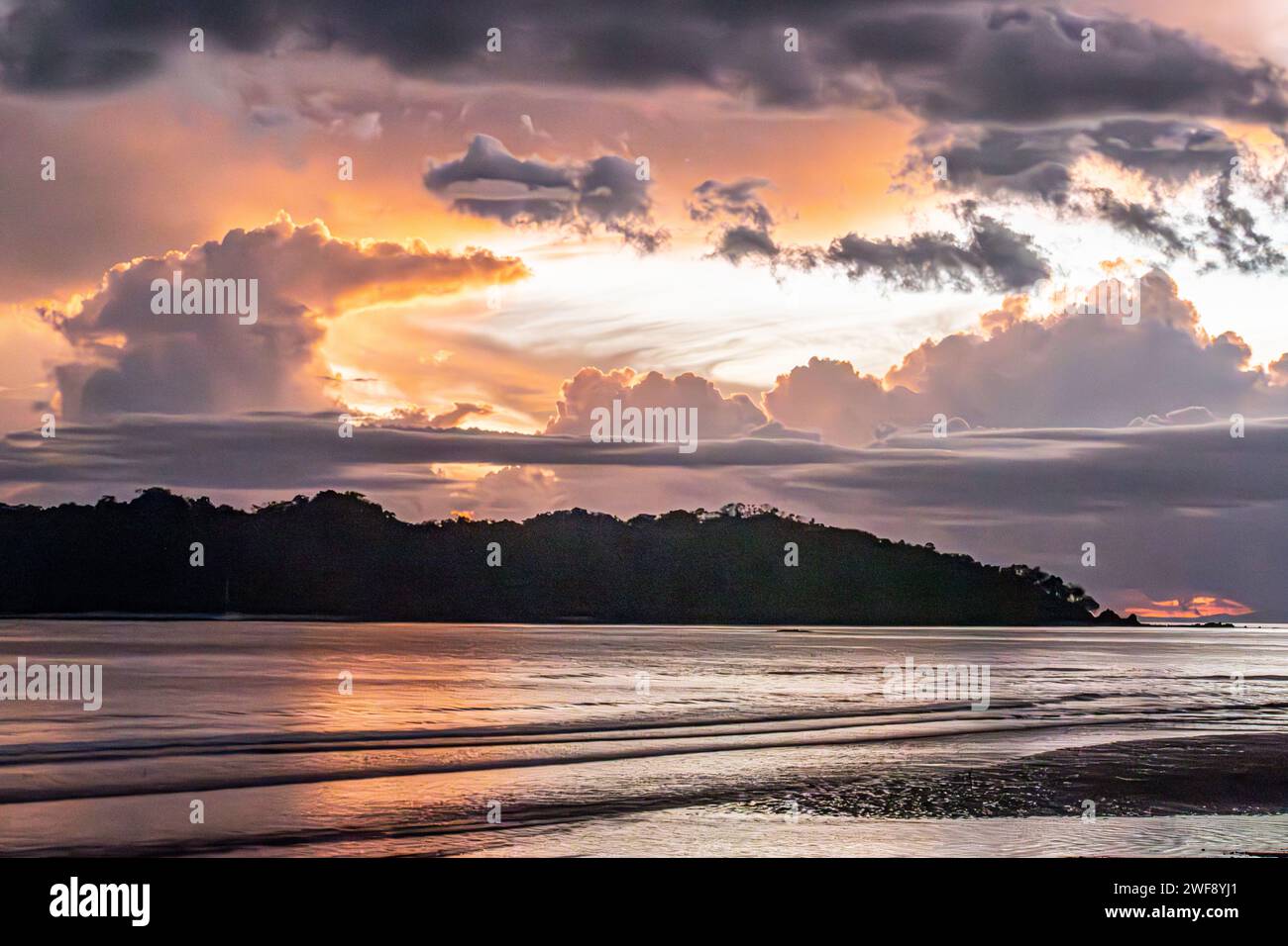 Coucher de soleil romantique aux couleurs intenses à l'océan avec des nuages lumineux à Santa Catalina, Panama Banque D'Images