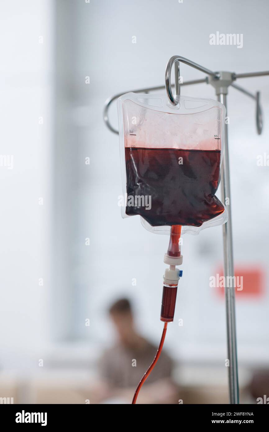 Sac transparent avec des globules rouges pour la transfusion dans le centre médical, espace de copie Banque D'Images