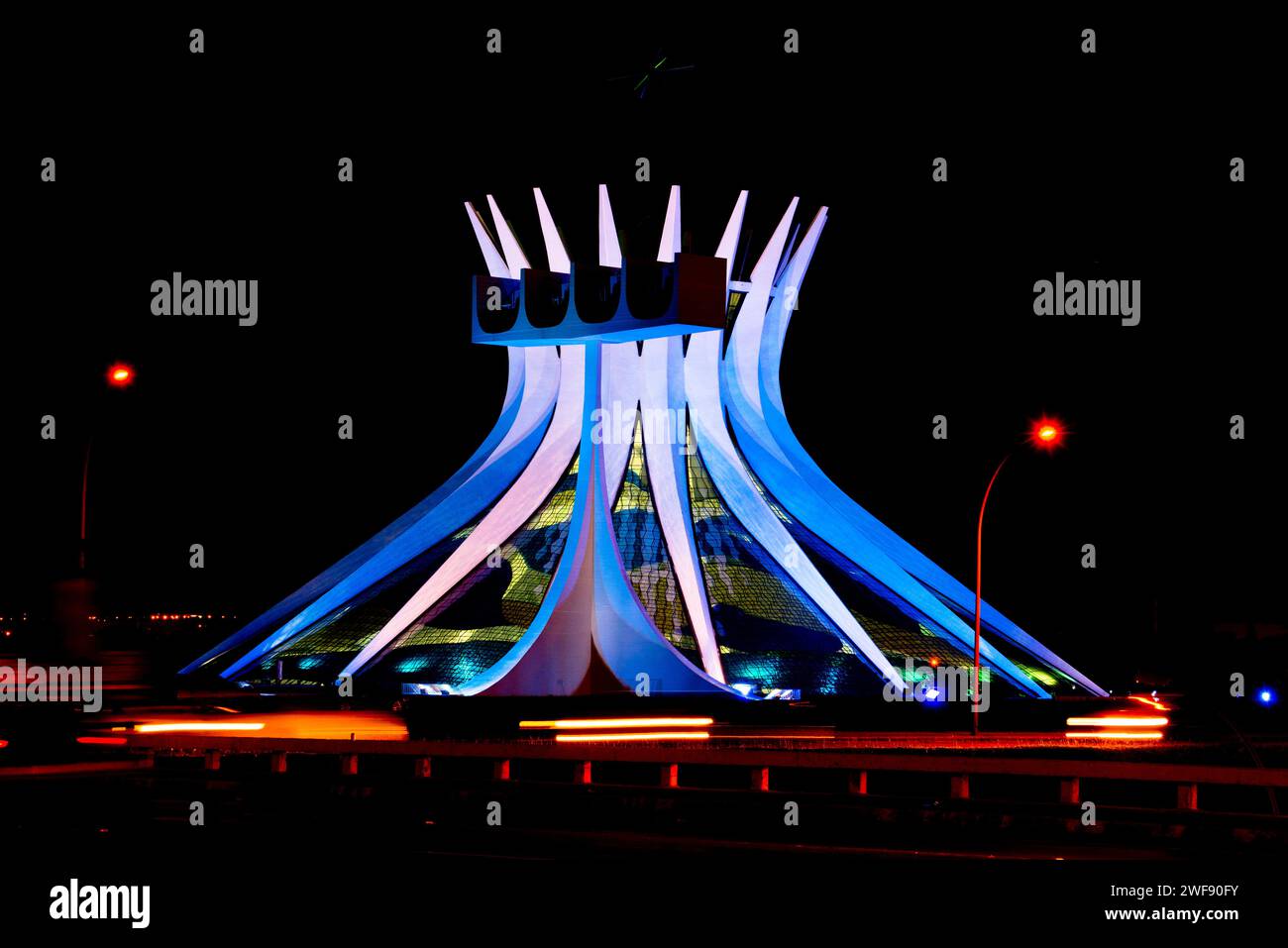 La cathédrale métropolitaine de brasilia la nuit. bleu novembre Banque D'Images