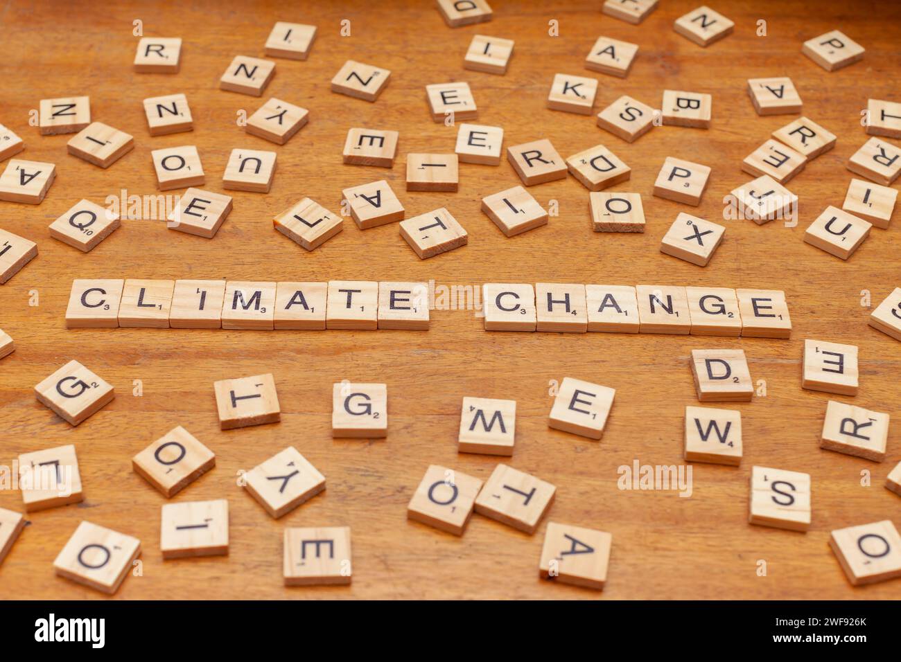 carreaux de lettre de changement climatique disposés sur fond de planche de bois Banque D'Images