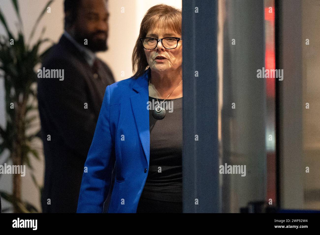 L’ancienne secrétaire du Cabinet à la Santé et au Sport Jeane Freeman quitte l’audience d’enquête britannique sur la Covid-19 au Centre international de conférences d’Édimbourg (EICC). L'audition examine le processus décisionnel et la gouvernance politique du Royaume-Uni en Écosse. Date de la photo : lundi 29 janvier 2024. Banque D'Images