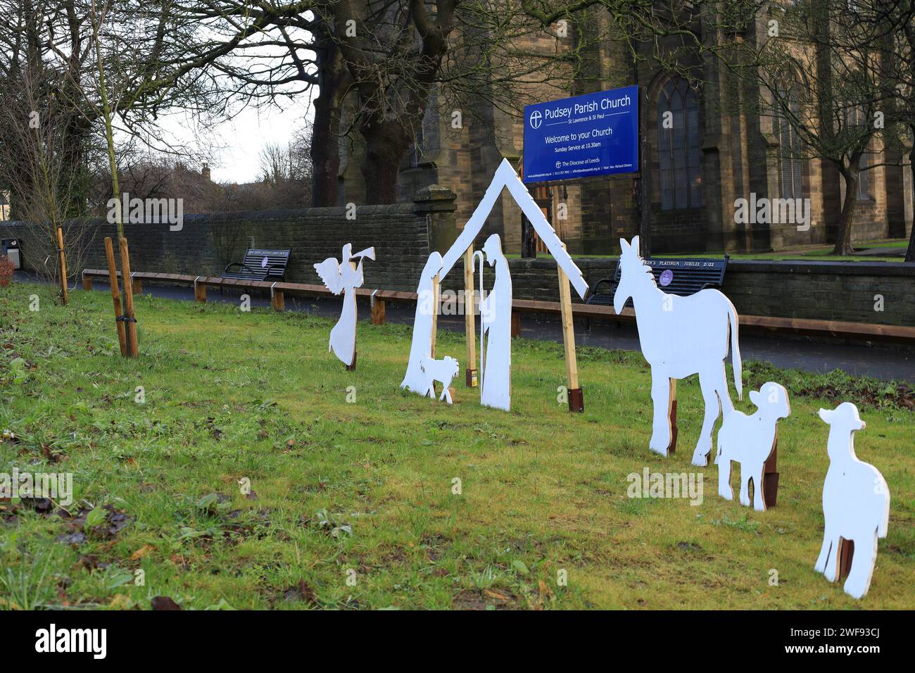 Découpes familiales en carton avec scène de nativité placée sur l'herbe Banque D'Images