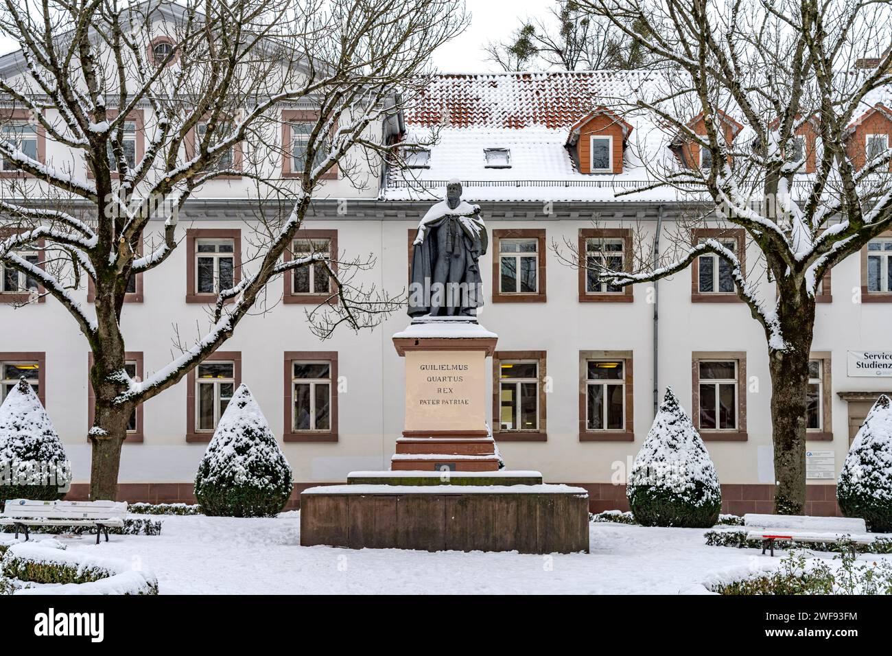 DAS verschneite Denkmal von König Wilhelm IV auf dem Wilhelmsplatz in Göttingen, Niedersachsen, Deutschland | Monument du roi des neiges Guillaume IV sur W Banque D'Images