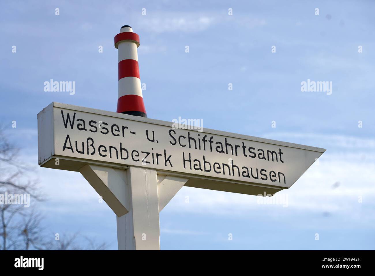 Historischer Wegweiser am Rande des Bremer Weserwehrs zum Wasser- und Schiffahrtsamt, Außenbezirk Bremen-Habenhausen. *** Panneau historique sur le bord du déversoir de Bremen Weser à l'Autorité des eaux et de la navigation, quartier Habenhausen de Brême Banque D'Images