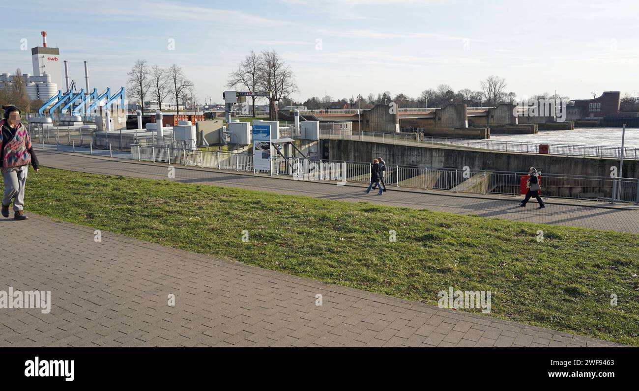DAS 2011 eingeweihte Wasserkraftwerk links am Weserufer im Bremer Stadtteil Hemelingen, Ortsteil Hastedt. Die überwiegend unterirdische Zehn-Megawatt-Anlage wurde neben dem Weserwehr rechts errichtet. Von 1911 bis 1987 hatte hier ein Acht-Megawatt-Wasserkraftwerk gestanden, gekoppelt mit einem Weserwehr. Nach dem Abriss der gesamte Anlage wurde das Wehr Bald durch einen Neubau ersetzt, das Kraftwerk aber erst nach jahrzehntelangem Hin und her. Einen Bieterwettbewerb der Bremer Umweltbehörde für den Kraftwerksbau gewann 2002 ein Firmenkonsortium aus dem Greenpeace-Ableger Planet ENERGY und der Banque D'Images