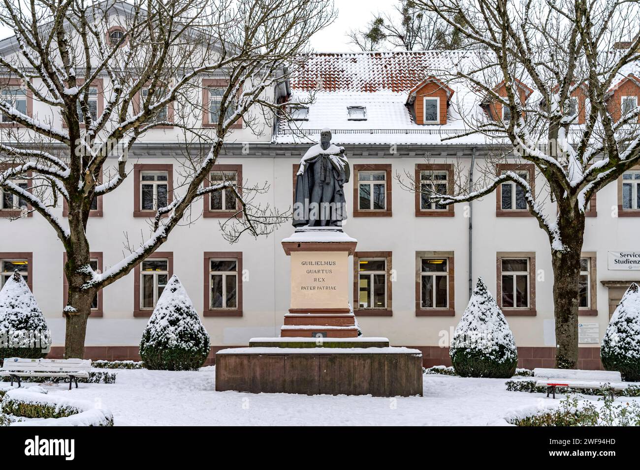 Denkmal König Wilhelm IV Das verschneite Denkmal von König Wilhelm IV auf dem Wilhelmsplatz in Göttingen, Niedersachsen, Deutschland Snowy King Willia Banque D'Images