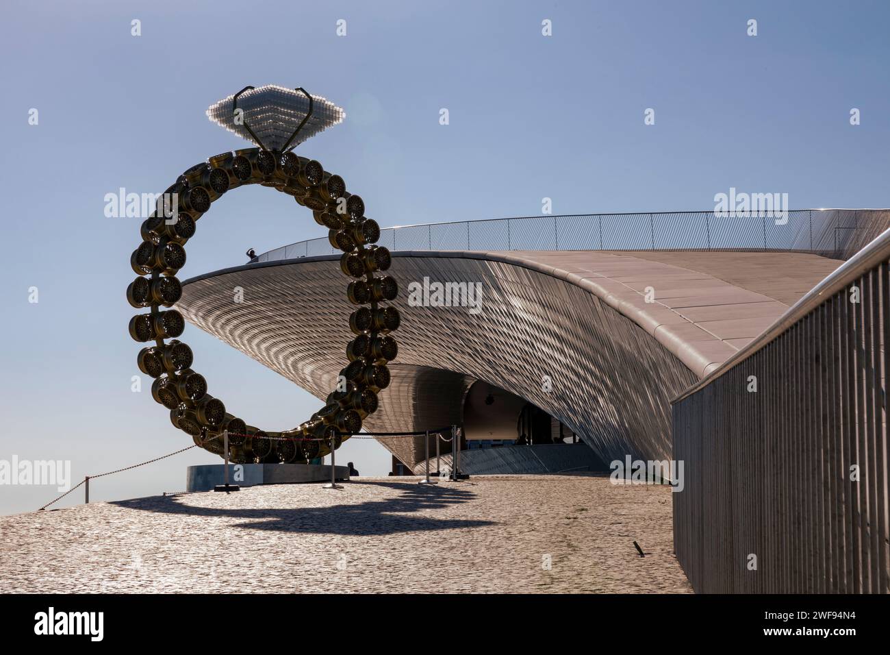 Lisboa, Portugal - 19.09.2023 : l'anneau Solitaire (Anel Solitario) de Joana Vasconcelos, à MAAT dans la ville de Lisbonne, Portugal. Banque D'Images