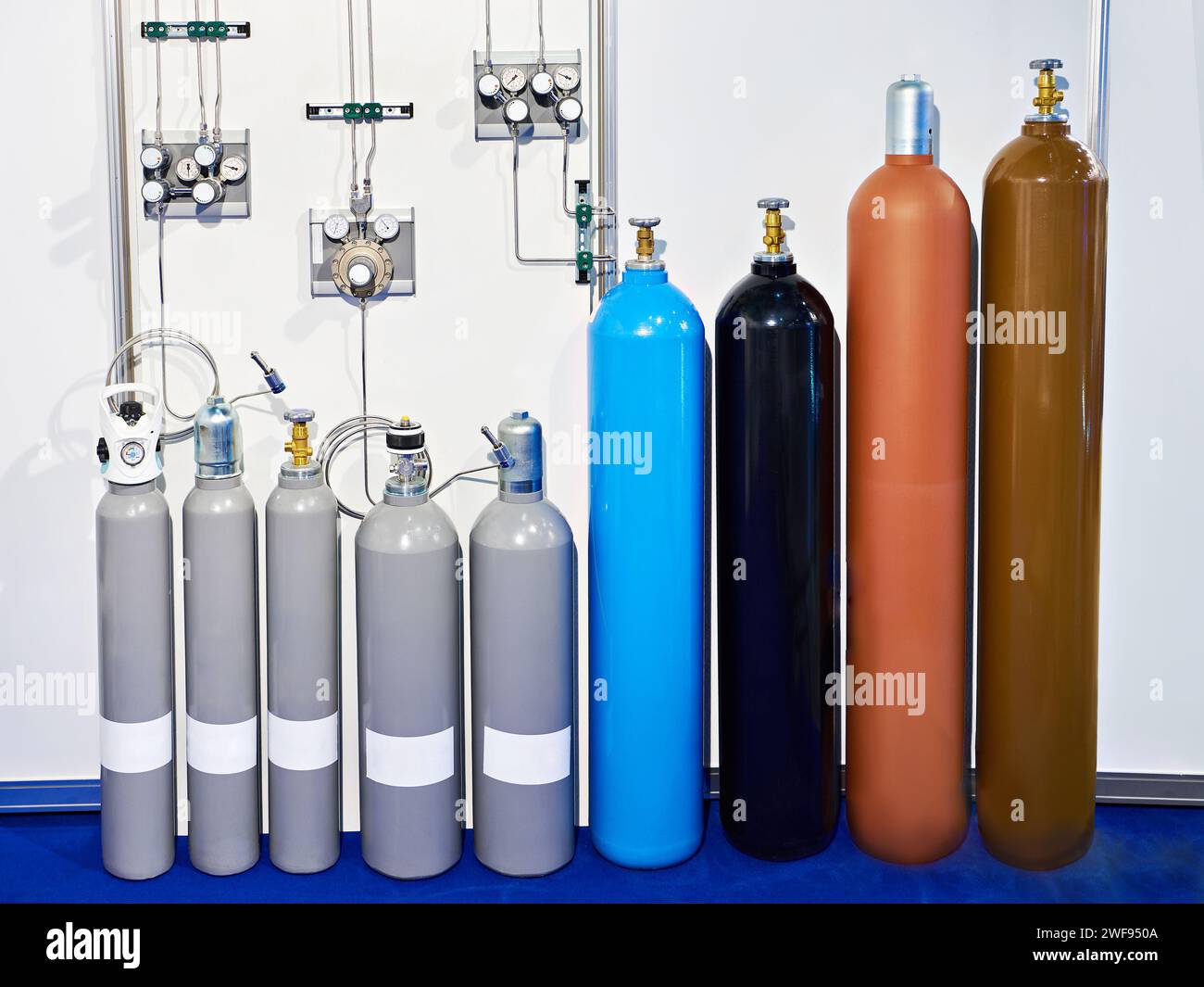 Bouteilles de gaz et équipement de mesure à l'exposition Banque D'Images