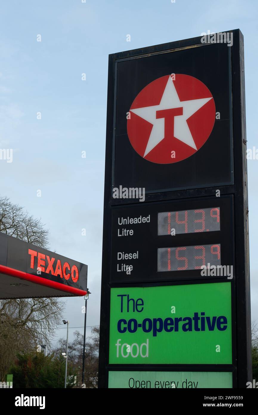 Maidenhead, Berkshire, Royaume-Uni. 29 janvier 2024. Une station-service Texaco à Maidenhead, Berkshire. Selon le ministère de la sécurité énergétique et Net Zero, le Royaume-Uni est le neuvième pays le plus cher de l'UE pour les prix de l'essence. Crédit : Maureen McLean/Alamy Banque D'Images