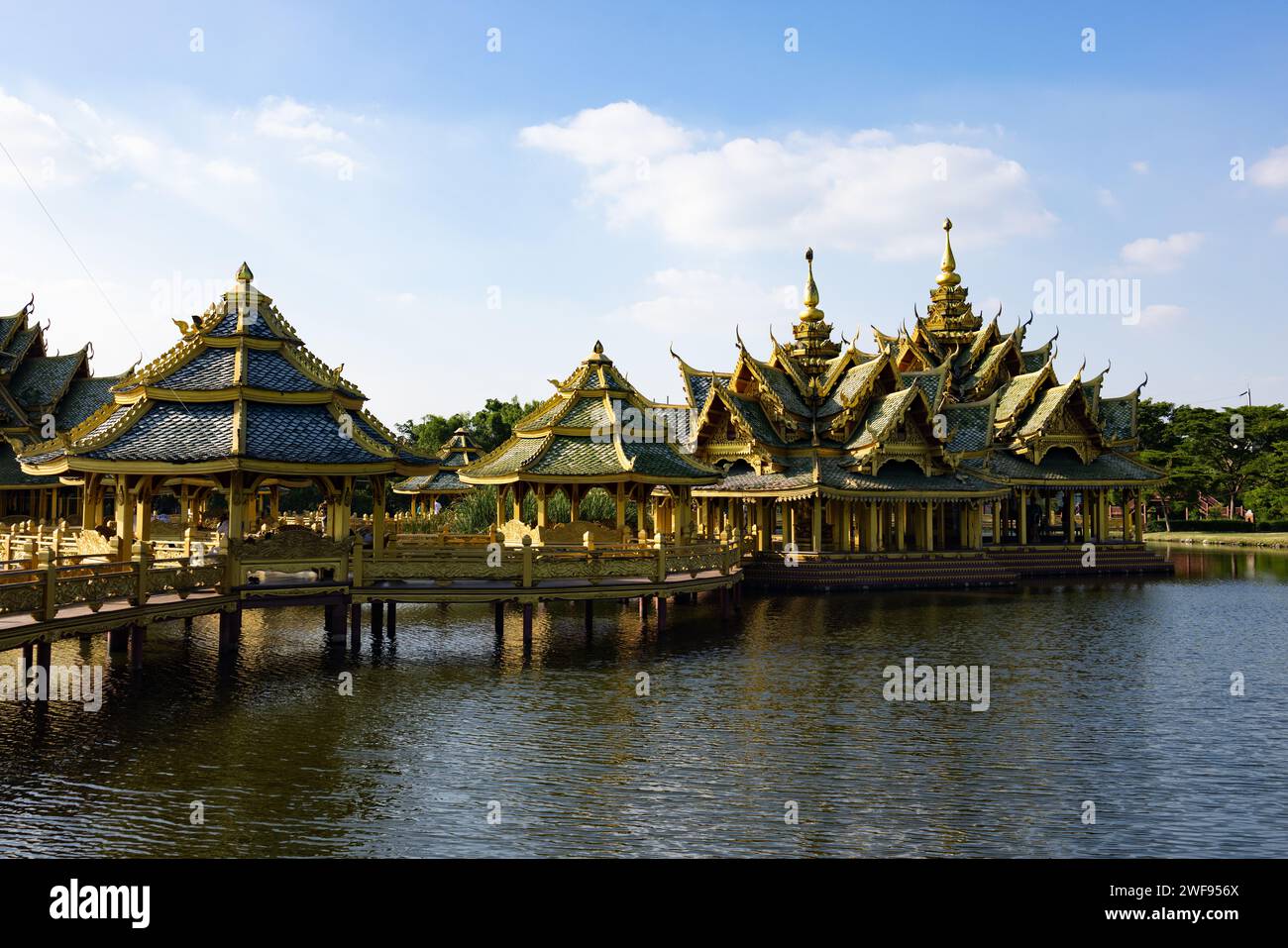 Cette photographie aérienne montre une vaste étendue d'eau encapsulée par une multitude de temples. Banque D'Images