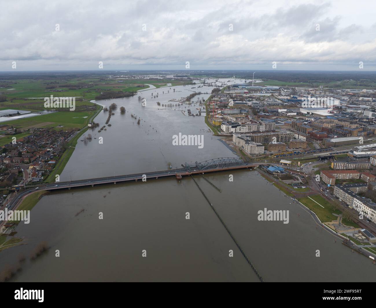 Vue d'ensemble aérienne de la ville de Zutphen, le long de la rivière Ijssel dans la Gueldre, aux pays-Bas. Vue aérienne de drone d'oeil d'oiseau dans la province néerlandaise de Banque D'Images