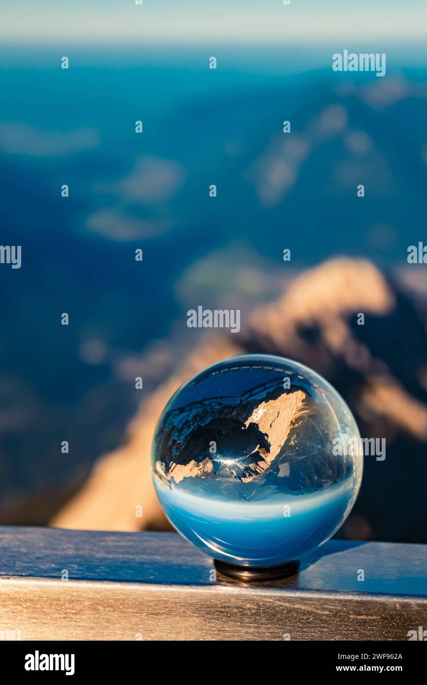 Boule de cristal paysage alpin été tourné au mont Zugspitze, Top of Germany, Garmisch-Partenkirchen, Bavière, Allemagne Zugspitze AX 229 Banque D'Images