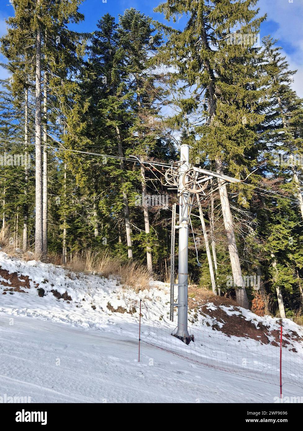 Remontées mécaniques vintage sur la station de ski avec neige Banque D'Images