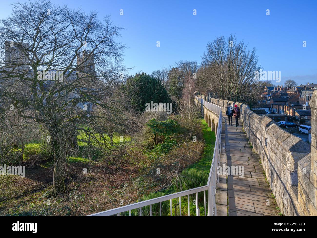 Murs de la ville de York. The City Wall Walk près de York Minster, York, Angleterre, Royaume-Uni. Banque D'Images