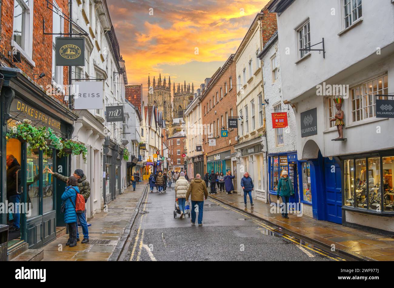 Vue sur le bas Petergate vers York Minster, York, Angleterre, Royaume-Uni Banque D'Images