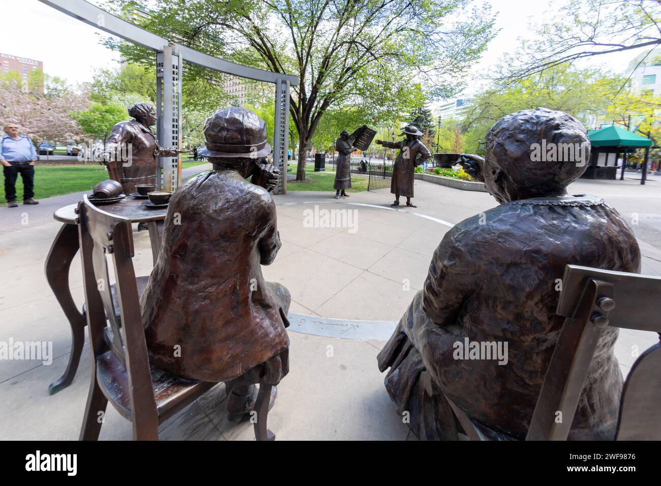 Les femmes sont des personnes ! Barbara Paterson est l'une des cinq célèbres de l'Alberta. Barbara Paterson, sculpture publique au centre-ville de Calgary Banque D'Images