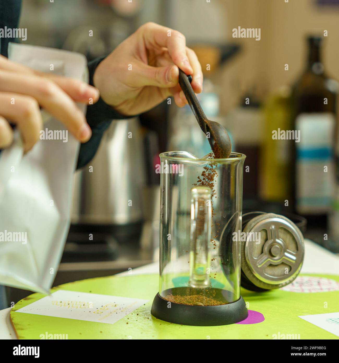 Préparation artisanale de café de spécialité dans une presse française - rituel du matin, pleine conscience et style de vie durable à la maison Banque D'Images