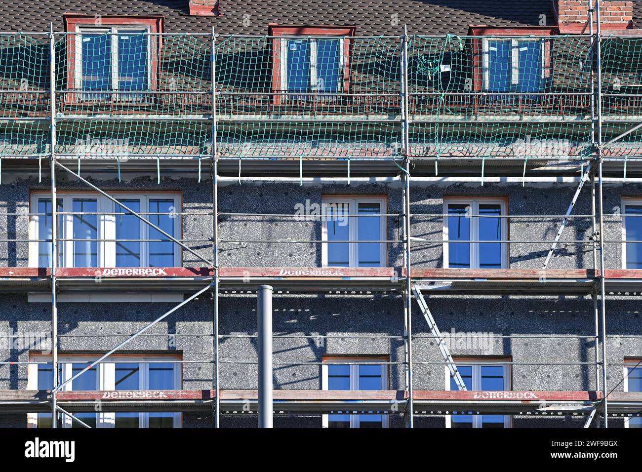 Energetische Waermedaemmung an einem aelteren Wohnhaus.Isolierung,Daemplatten, Fassade,Fassadendaemmung an einem Altbau,aelteres Haus,Hausfassade,Aussenwand,Geruest,Aussenkumleidung,Daemmung. bardage extérieur, rénovation d'isolation, isolation thermique complète, chantier de construction, bâtiment résidentiel, immeuble résidentiel, condomi Banque D'Images