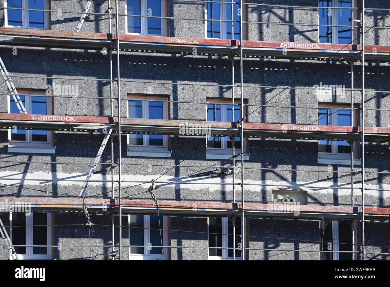 Energetische Waermedaemmung an einem aelteren Wohnhaus.Isolierung,Daemplatten, Fassade,Fassadendaemmung an einem Altbau,aelteres Haus,Hausfassade,Aussenwand,Geruest,Aussenkumleidung,Daemmung. bardage extérieur, rénovation d'isolation, isolation thermique complète, chantier de construction, bâtiment résidentiel, immeuble résidentiel, condomi Banque D'Images