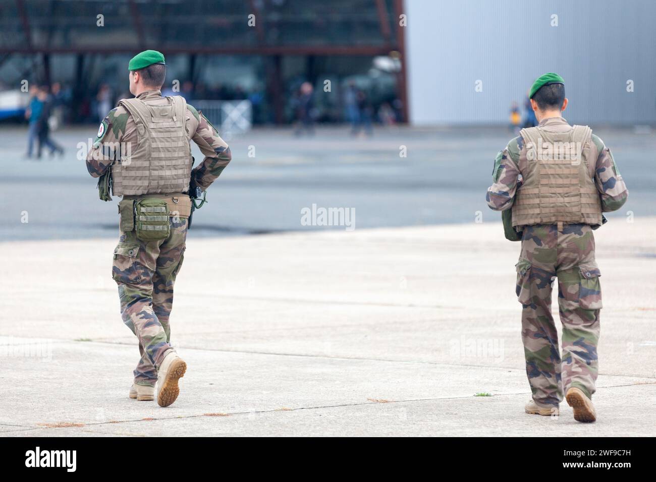 Le Bourget, France - septembre 29 2019 : deux forces spéciales de la Légion étrangère française patrouillent à l'aéroport de Paris-le Bourget Banque D'Images