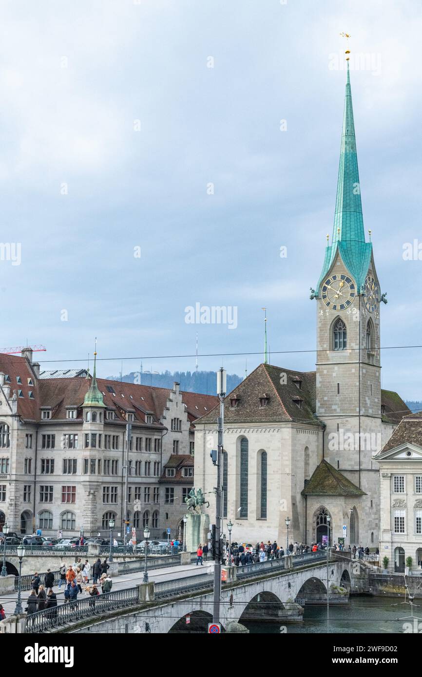 Une vue sur le pont Münsterbrücke et l'église Fraumünster dans le vieux centre-ville Altstadt de Zurich en Suisse Banque D'Images