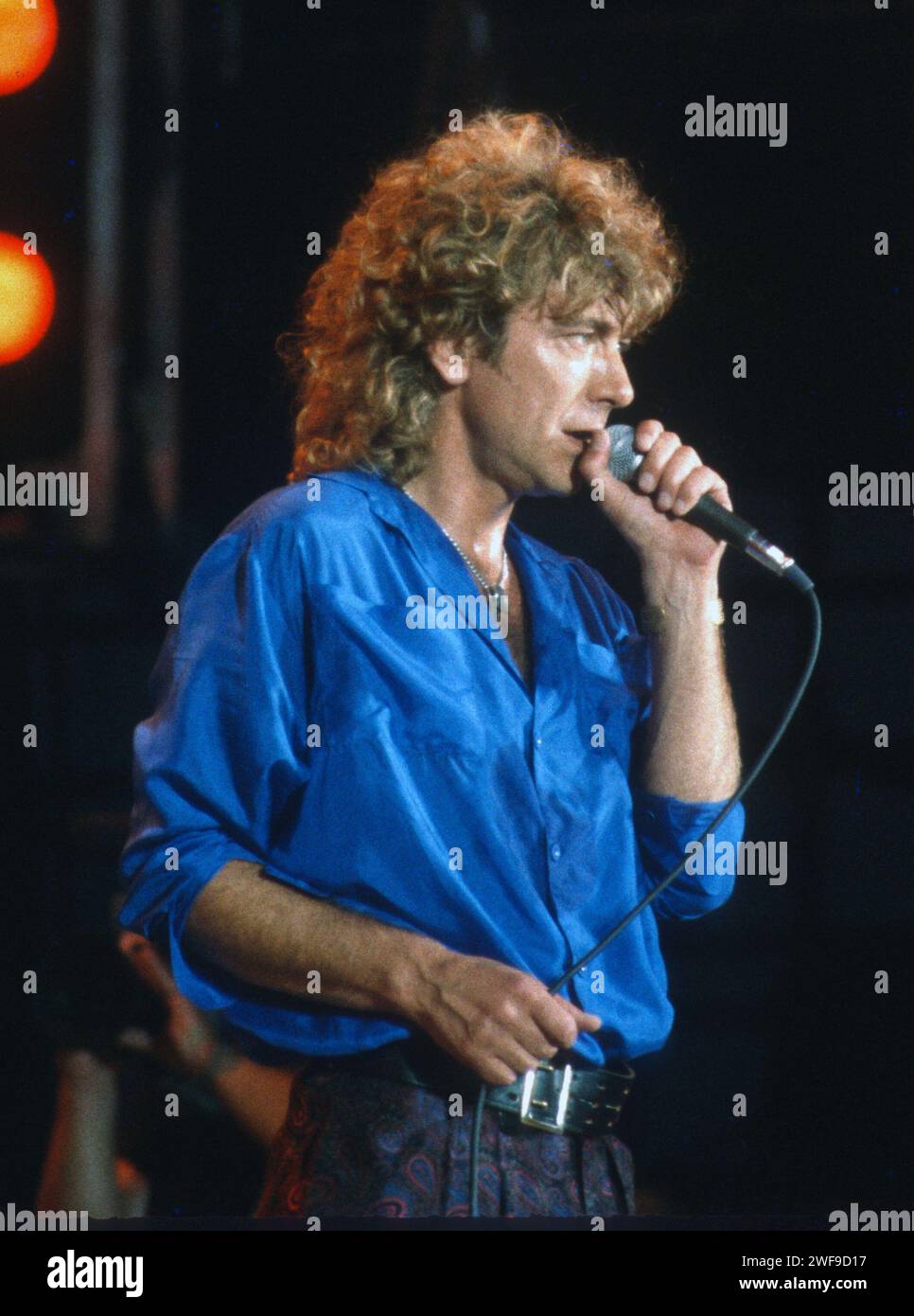 Robert Plant à LIVE AID à Philadelphie, 1985. tél. : John Barrett/PHOTOlink/Courtesy Everett Collection (Robert Plant6479) Banque D'Images