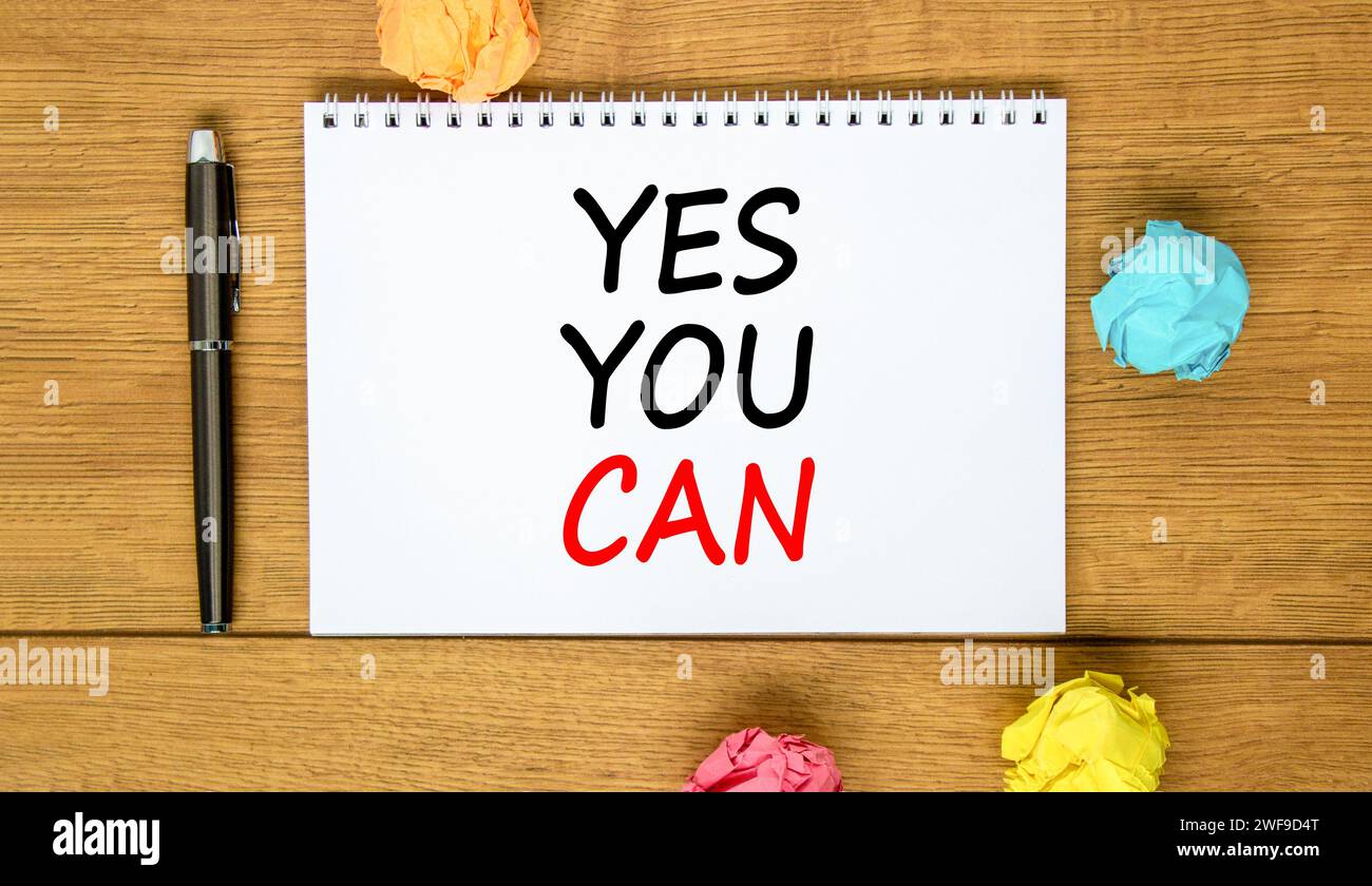 Motivation Oui vous pouvez symboliser. Mots conceptuels Oui vous pouvez sur une belle note blanche. Beau fond en bois. Stylo noir. Papier coloré. Mo. Affaires Banque D'Images