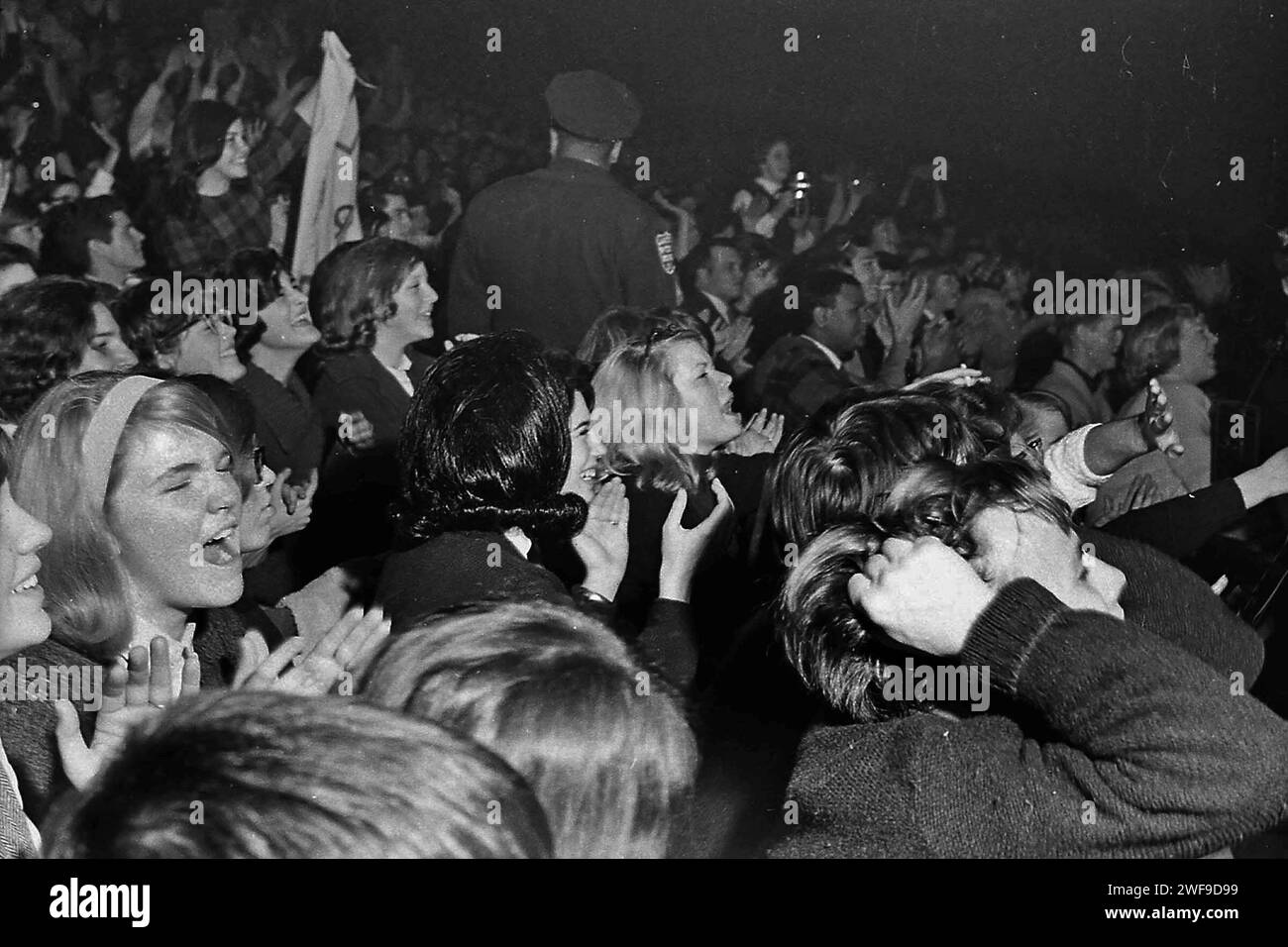 Les fans du concert des Beatles à Washington le 11 février 1964 réagissent à la performance des Beatles. Photo de Dennis Brack Banque D'Images