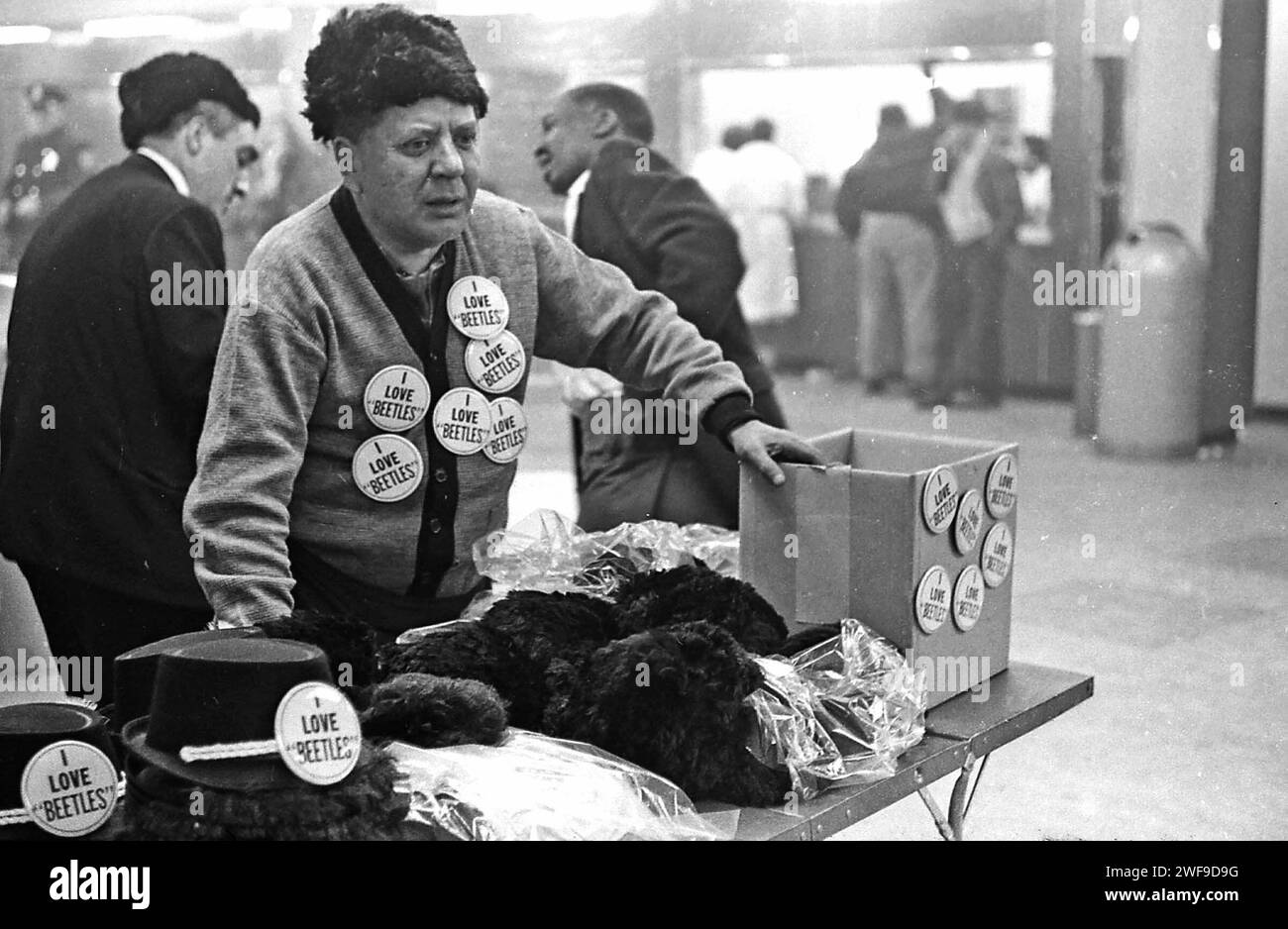 Un vendeur vend des perruques des Beatles et des lpins des Beatles --mal orthographiés-- au concert des Beatles à Washington le 11 février 1964 réagir à la performance des Beatles. Photo de Dennis Brack Banque D'Images